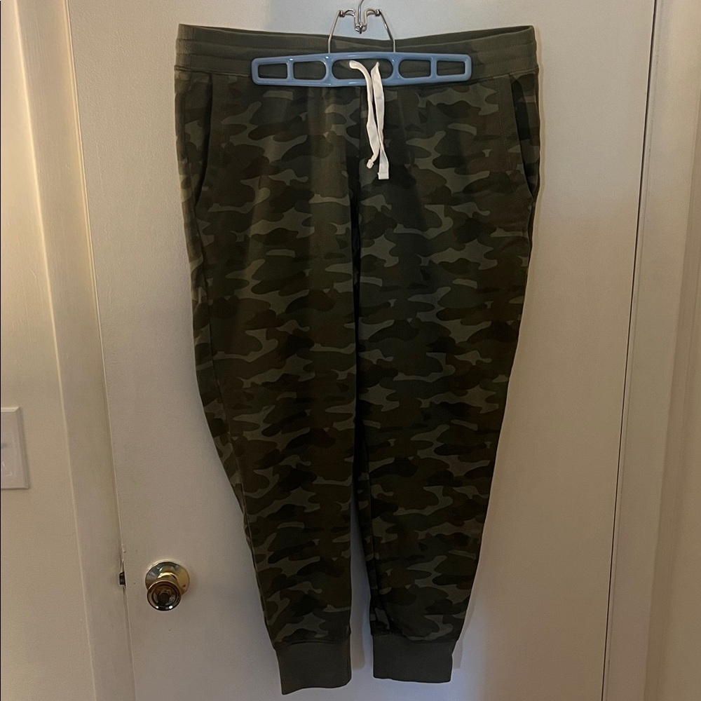 Amazon Essentials Women's Camouflage Ankle Pants